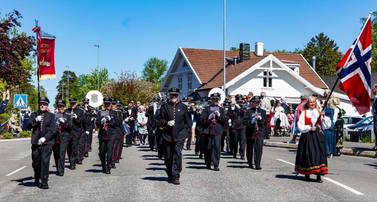 Gratulerer med dagen fra Nøtterøy Musikkorps!